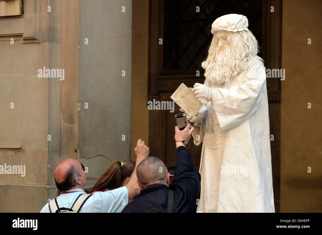 La gente che prende le immagini di una statua vivente in Firenze, Italia. Foto Stock