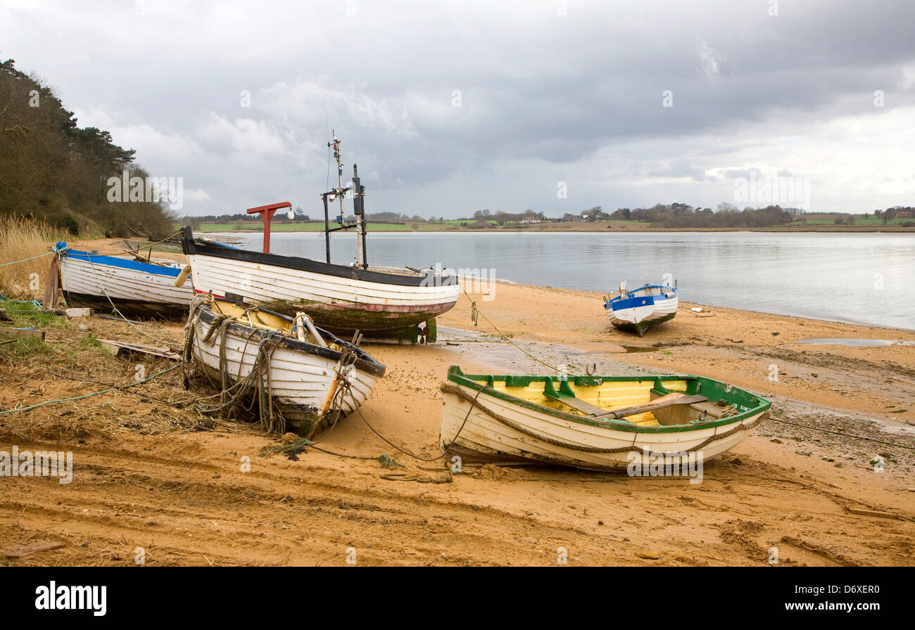 Barche sulla spiaggia di sabbia di fiume, Deben Ramsholt, Suffolk, Inghilterra Foto Stock