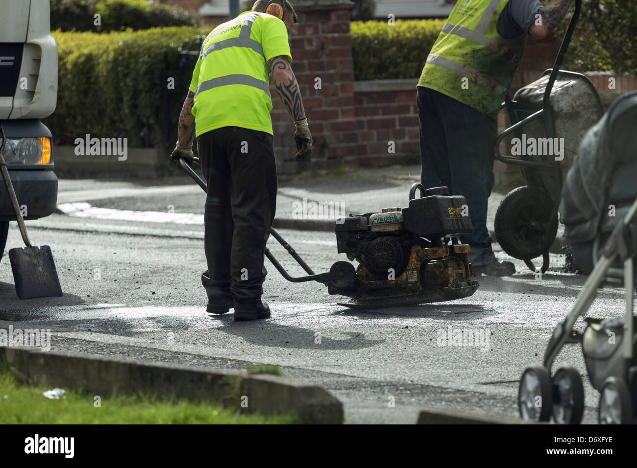 Consiglio dei lavoratori la riparazione di buche. Regno Unito Foto Stock