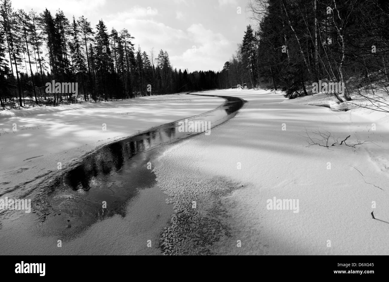 Aprire acqua sul fiume congelato , Finlandia Foto Stock