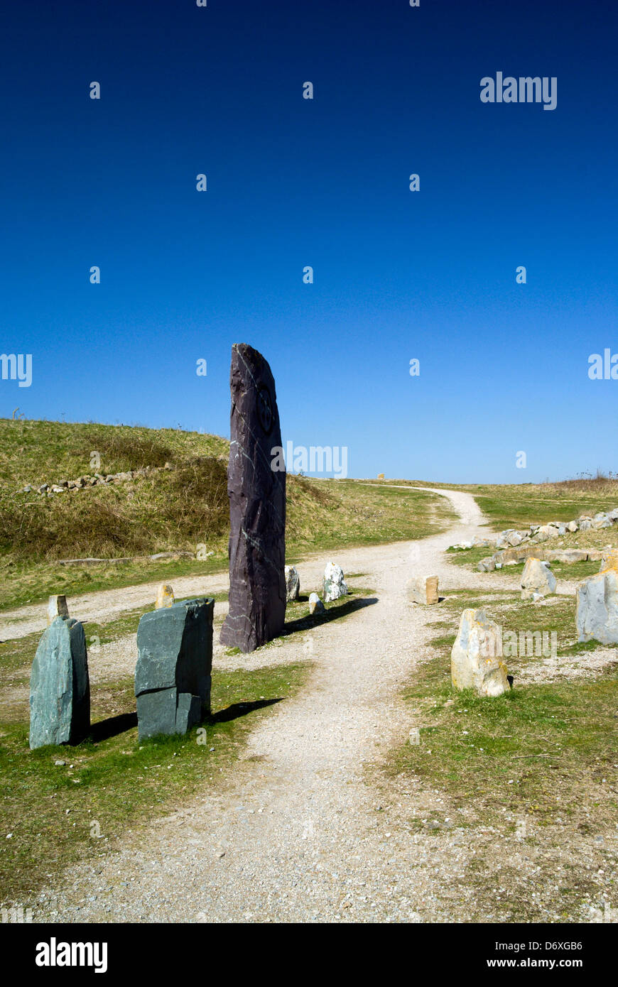 La pietra per contrassegnare il punto rhoose bonifica di terreni e nuovo paesaggio rhoose Vale of Glamorgan Galles del Sud Foto Stock