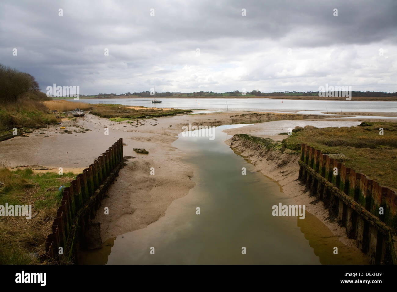 Il drenaggio sluice deflusso di acqua bassa marea fiume Deben, Shottisham Creek, Suffolk, Foto Stock