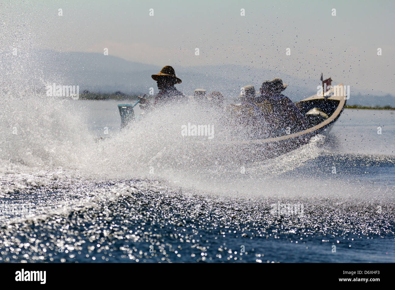 Accelerando la barca turistica nascosto in spray sul Lago Inle, Myanmar Foto Stock