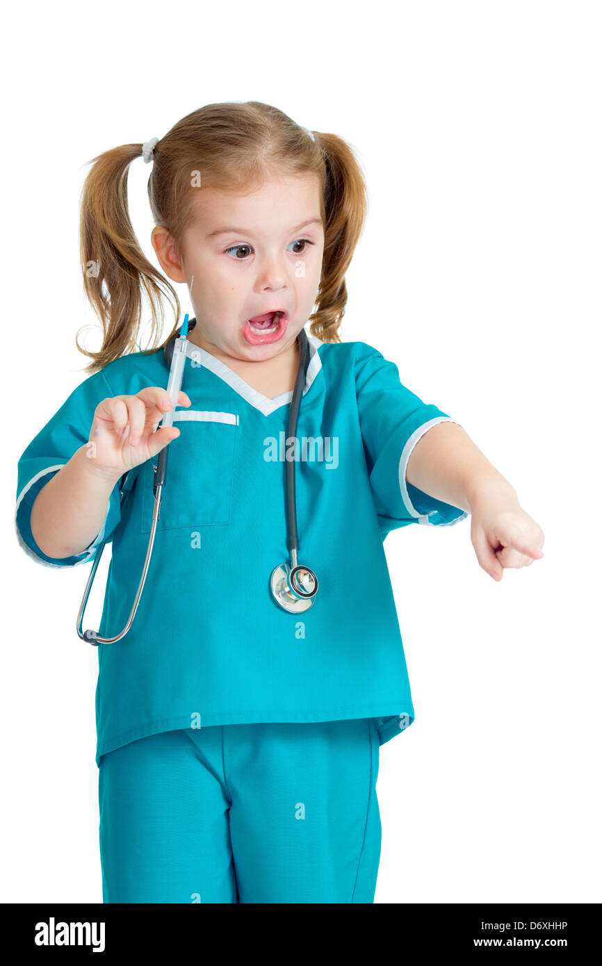 Kid girl riproduzione medico con una siringa isolato su bianco Foto Stock
