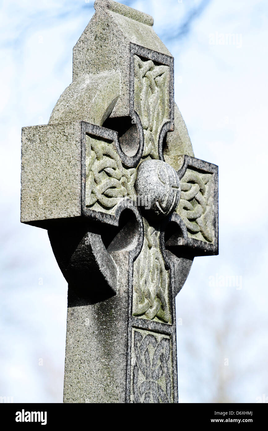 Una croce celtica in un cimitero nel Galles del Nord. Foto Stock