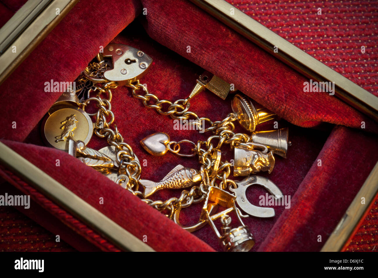 Oro vecchio fascino bracciale gioielli in peluche scatola di gioielli Foto Stock
