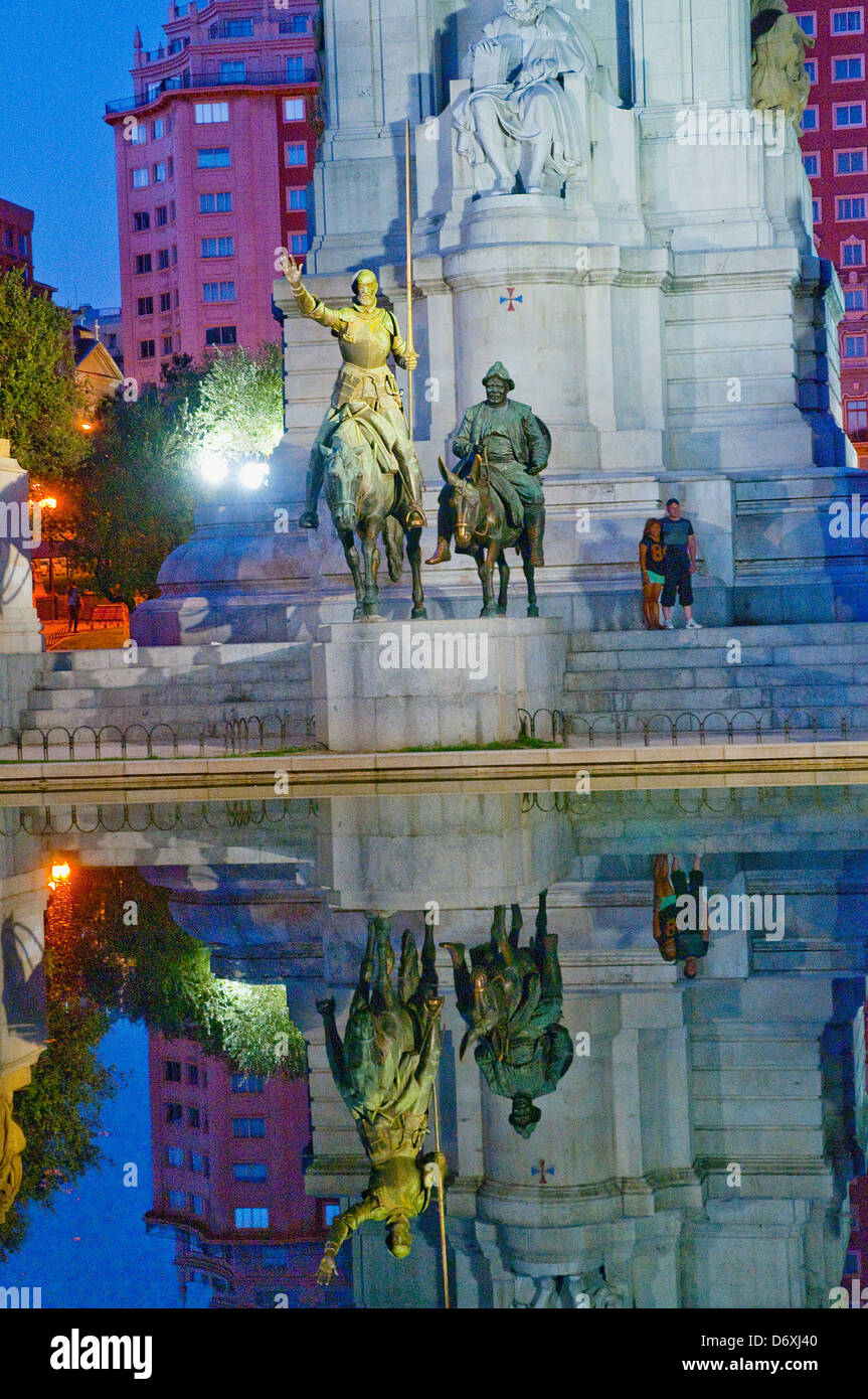 Cervantes monumento e la sua riflessione su acqua, Vista notte. Plaza de España, Madrid, Spagna. Foto Stock