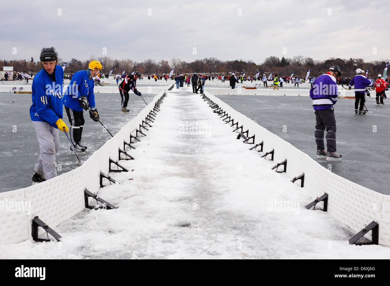 Vista generale di giocatori e di piste presso l'U.S. Pond Hockey campionati sul lago Nokomis il 19 gennaio 2013. Foto Stock