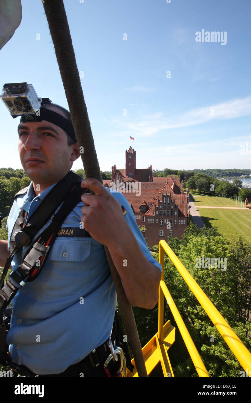 Flensburg, Germania, marinaio con un casco fotocamera sul Uebungsmast la Gorch Fock Foto Stock