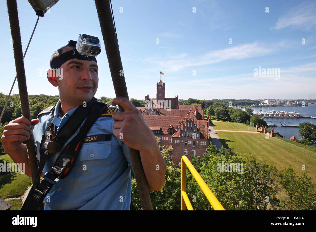 Flensburg, Germania, marinaio con un casco fotocamera sul Uebungsmast la Gorch Fock Foto Stock