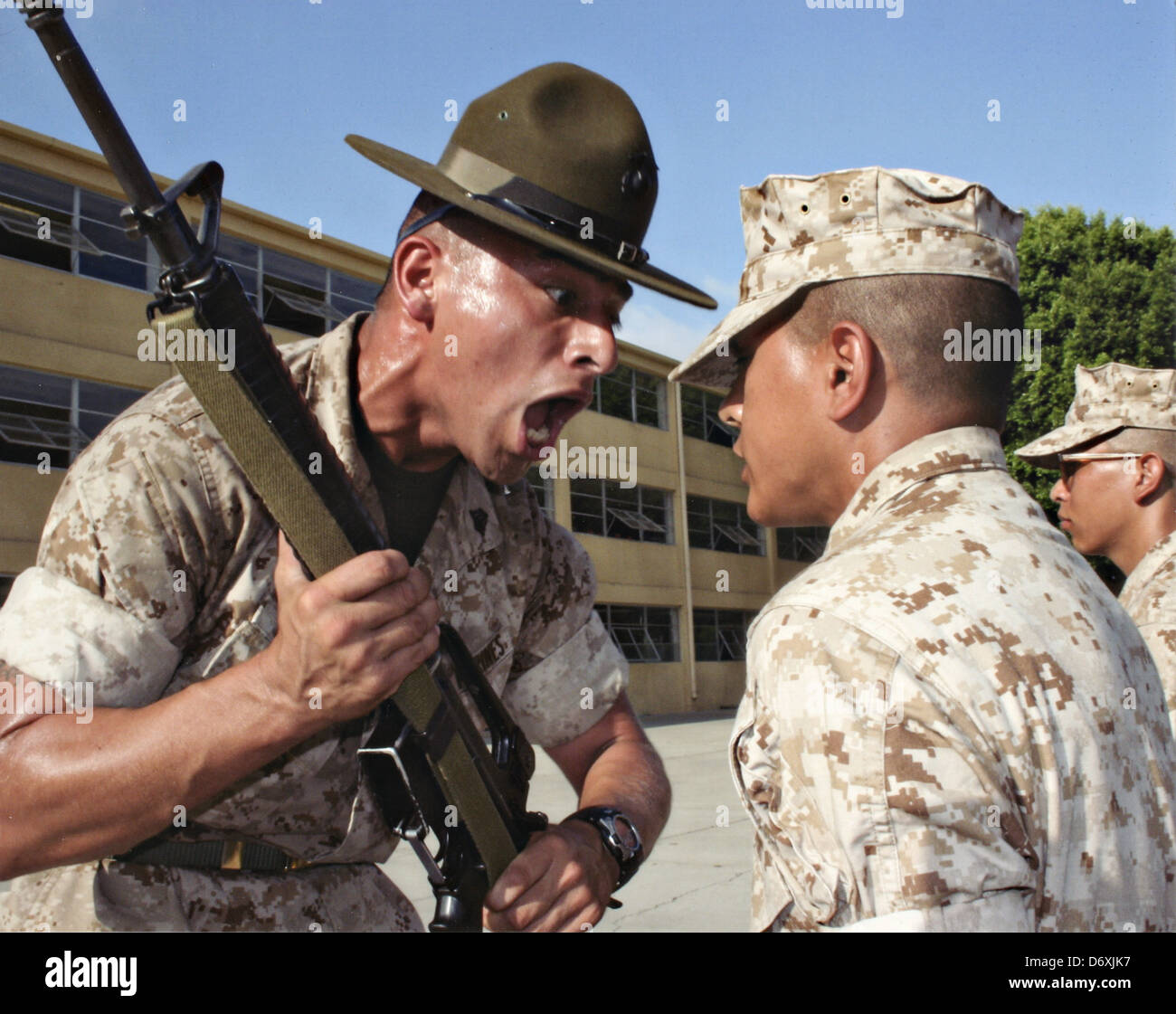 Un US Marine Corps trapanare istruttore urla a reclutare marino durante il boot camp a Marine Corps reclutare Depot Maggio 2, 2011 a San Diego, CA. Foto Stock