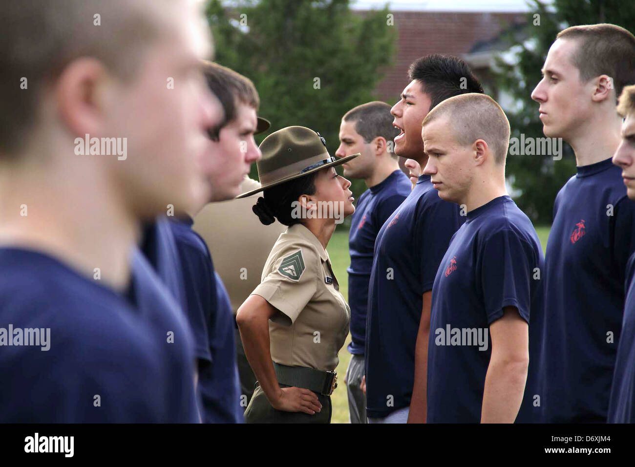 Un US Marine Corps trapanare istruttore urla a reclutare marino durante il boot camp a stazione di reclutamento Indianapolis Aprile 20, 2012 in Indianapolis, IN. Foto Stock