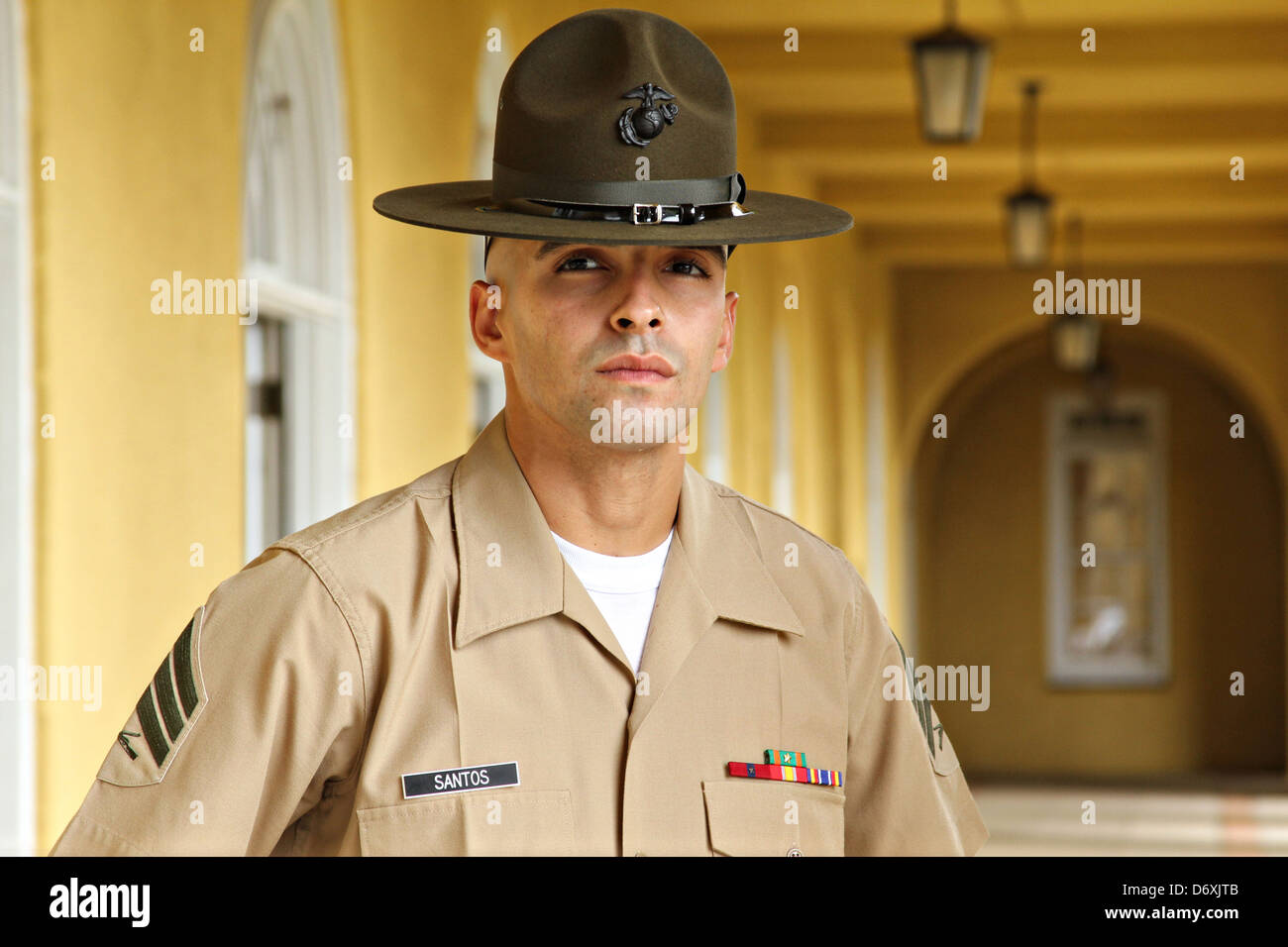 US Marine Corps trapanare istruttore Sgt. Angelo A. Santos al Marine Corps reclutare Depot Settembre 2, 2011 a San Diego, CA. Foto Stock