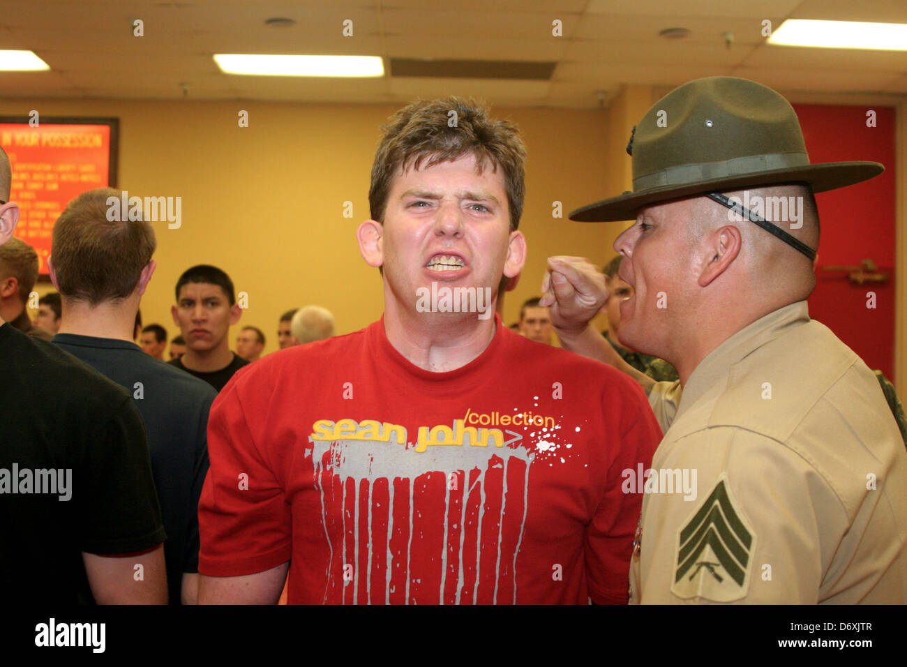 Un US Marine Corps trapanare istruttore urla a reclutare marino durante il boot camp a Marine Corps reclutare Depot Aprile 23, 2012 in San Diego, CA. Foto Stock