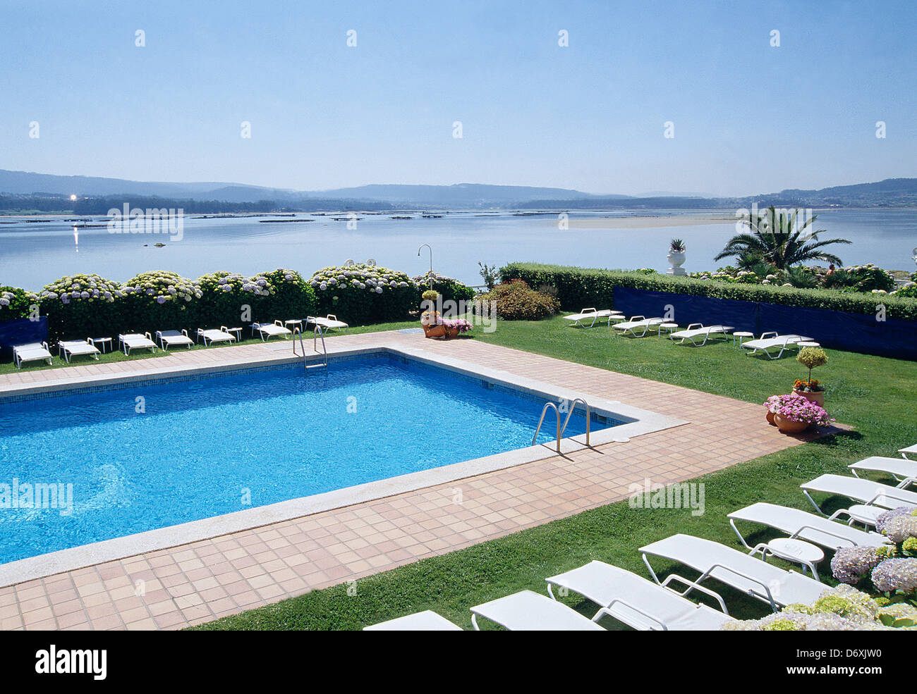 La piscina e la vista delle RIA. La Toja island, O Grove, Pontevedra, Galizia, Spagna. Foto Stock