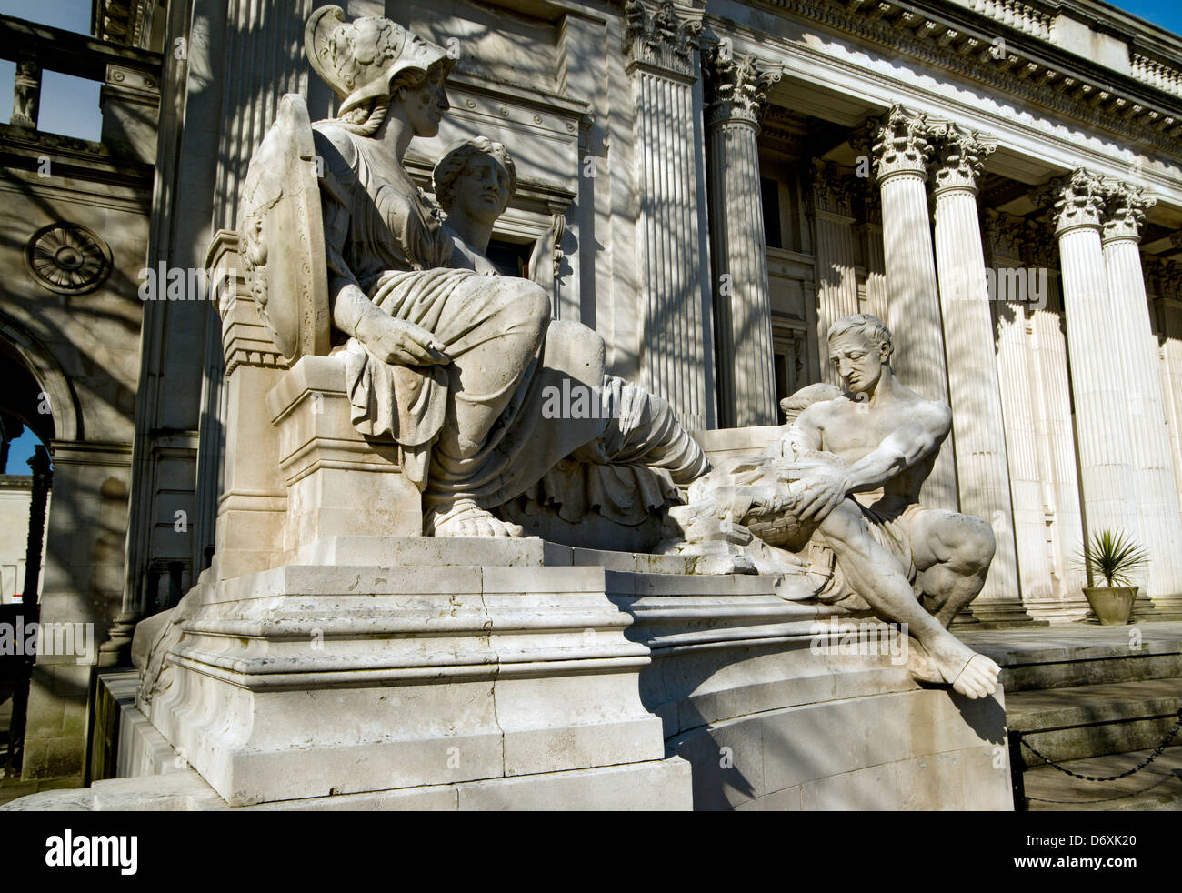 Dettaglio della scultura classica 'mining' da Albert Hodge ha 1912 Università di Cardiff edificio cathays park Cardiff Galles Wales Foto Stock