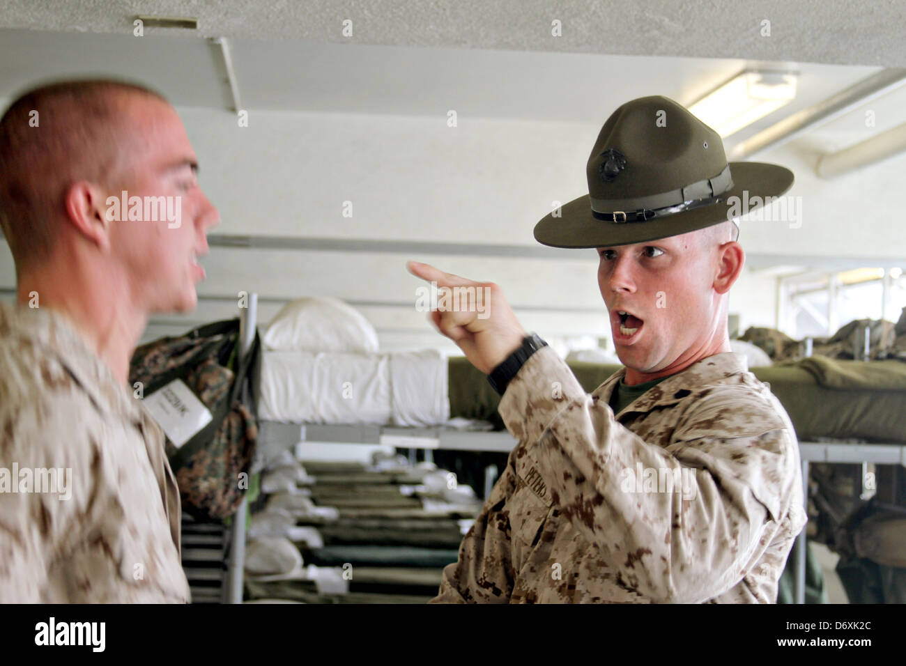 Un US Marine Corps trapanare istruttore urla a reclutare marino durante il boot camp a Marine Corps reclutare Depot il 1 novembre 2011 a San Diego, CA. Foto Stock