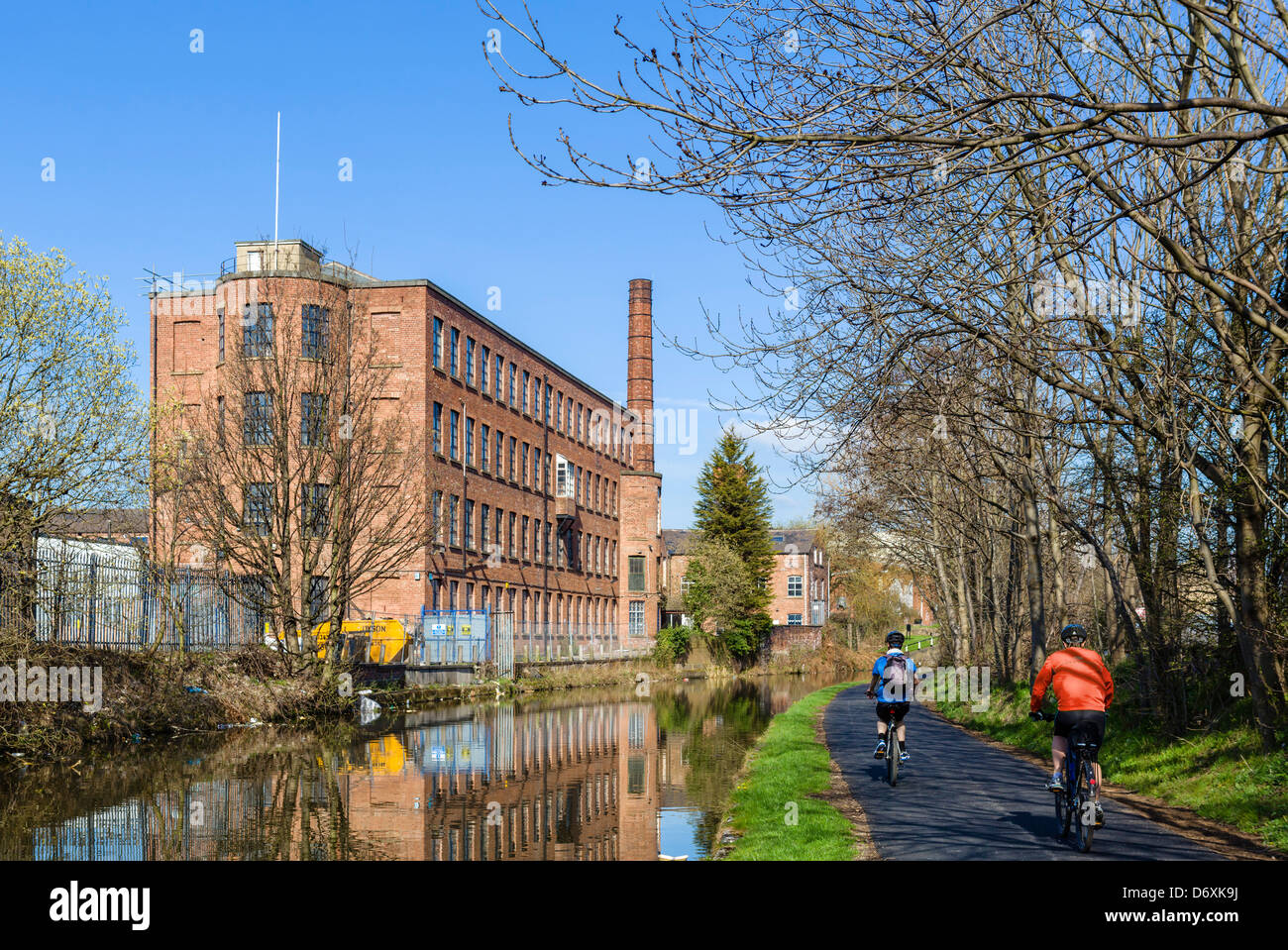 I ciclisti sulle rive del Leeds a Liverpool Canal nella periferia di Leeds vicino Oddy serrature, West Yorkshire, Regno Unito Foto Stock