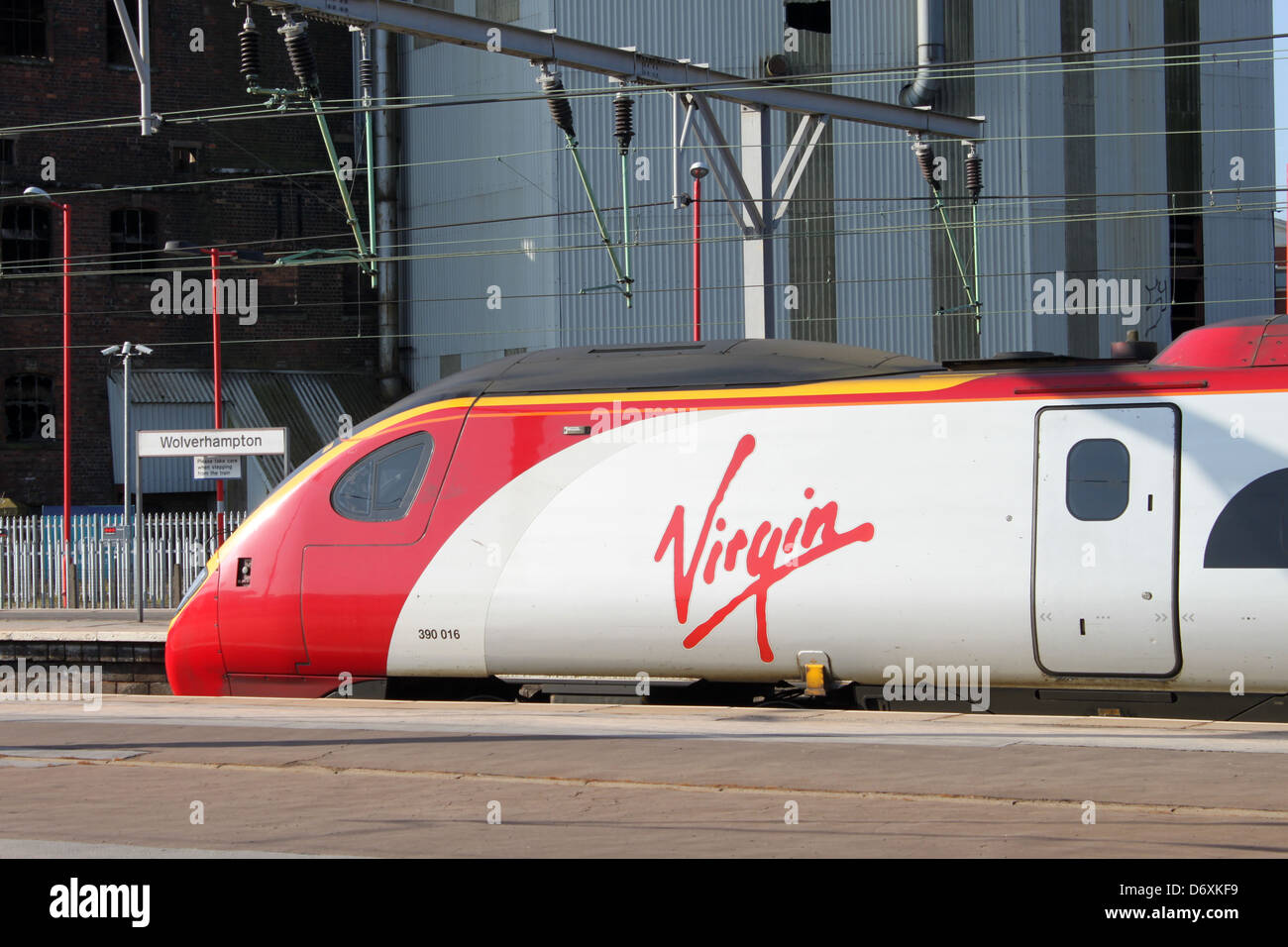 Classe 390 Vergine pendolino elettrico unità multiple in attesa del treno a Wolverhampton stazione con un treno per London Euston. Foto Stock