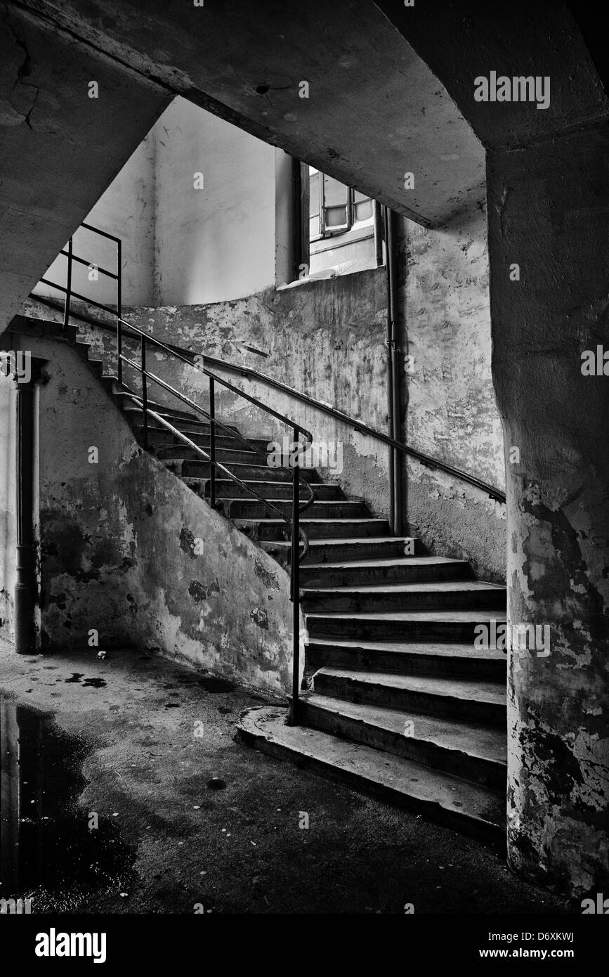 Vecchia scala nel vecchio edificio abbandonato. Foto Stock