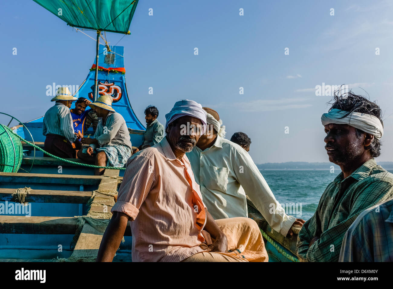 I pescatori stabiliti su un viaggio di pesca in una barca tradizionale da Mapilla Bay Harbor in Kannur, Kerala, India. Foto Stock
