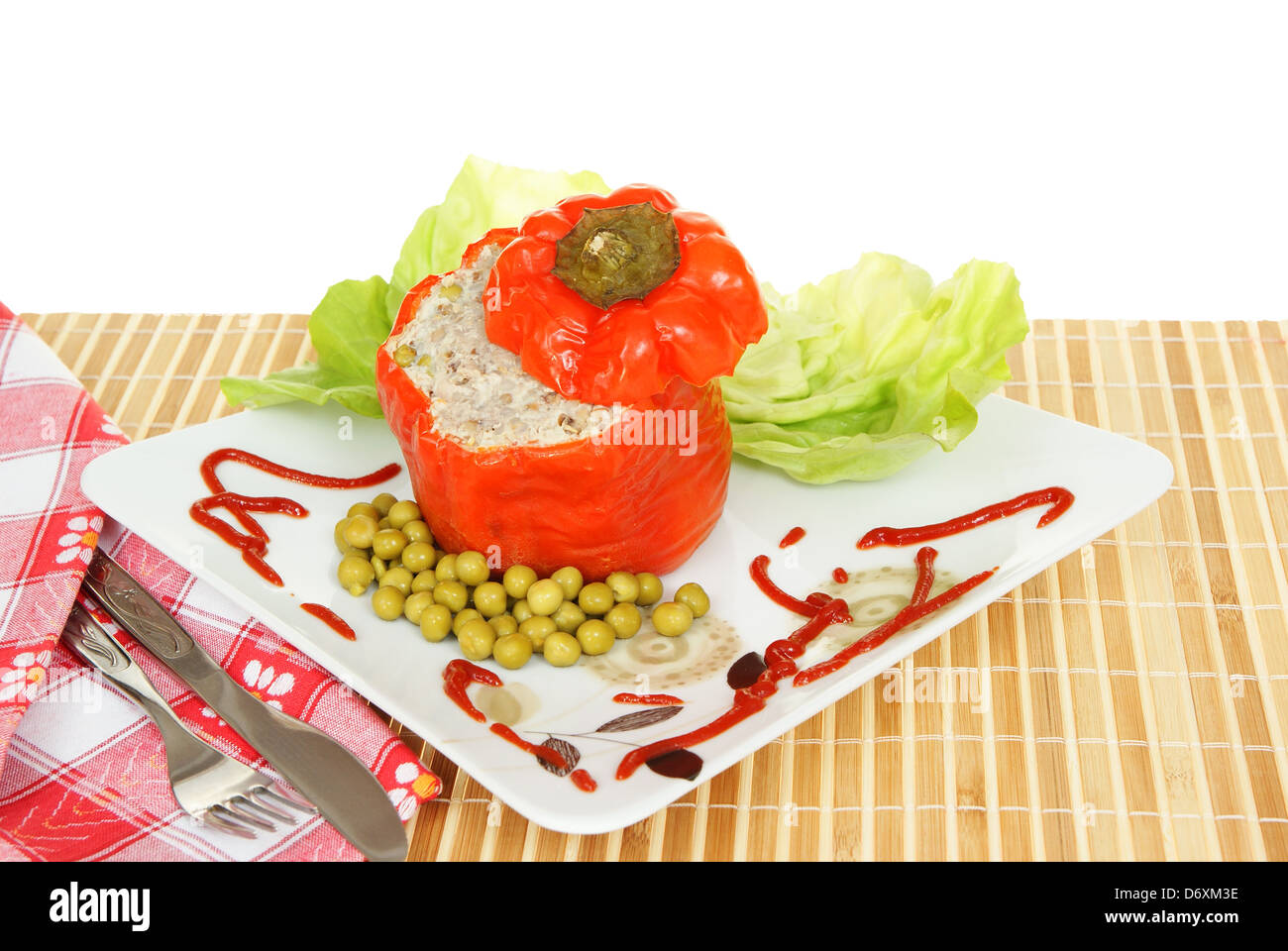 Peperone rosso ripiene di carne e grano saraceno su piastra Foto Stock