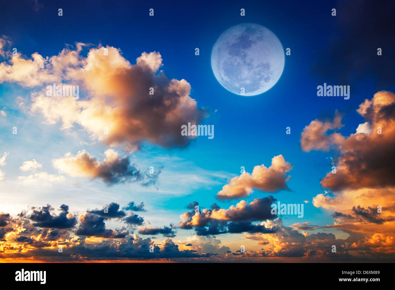 Cielo di tramonto con la luna piena Foto Stock