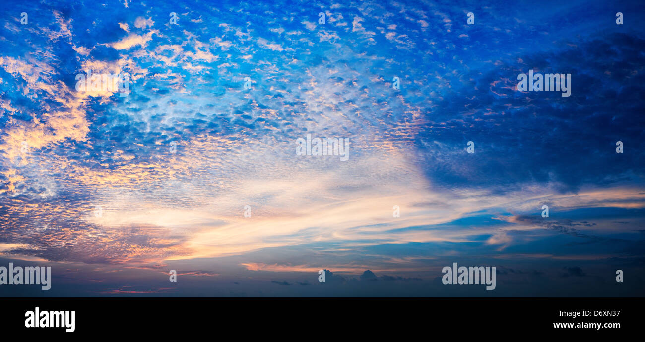 Panorama di un Cielo di tramonto in alta risoluzione Foto Stock