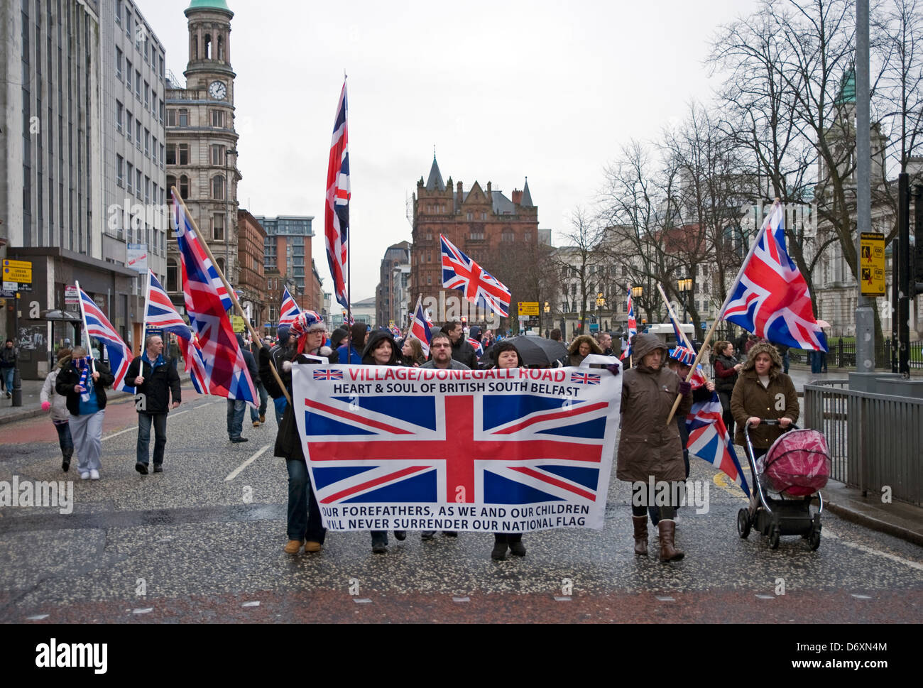 Continuano le proteste di bandiera in Belfast City Centre. Foto Stock