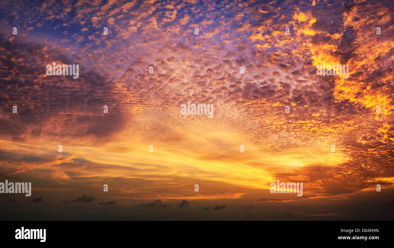 16:9 panorama di un tramonto spettacolare sky in alta risoluzione Foto Stock