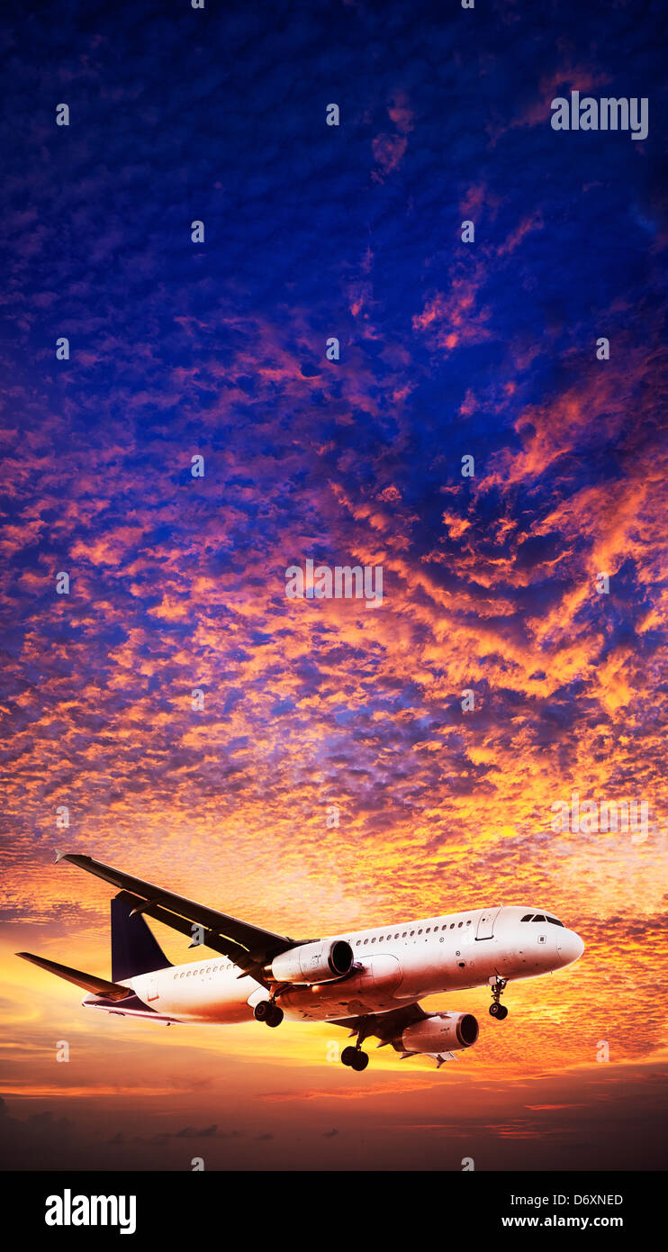 Jet è la manovra spettacolare in Cielo di tramonto Foto Stock