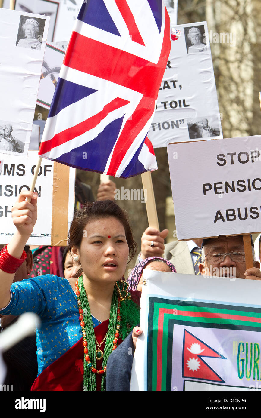 Centinaia di Gurkhas protestare fuori del Parlamento per chiedere al governo di cambiare posizione sulla piena cittadinanza e diritti pensionistici Foto Stock