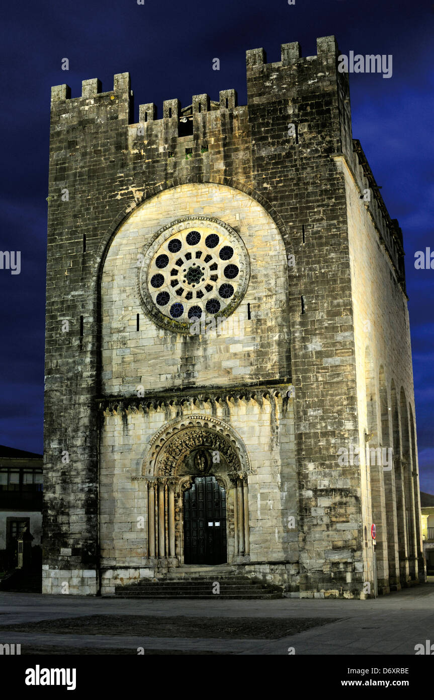 Spagna Galizia: chiesa romanica di San Nicolas de Bari in a Portomarin di notte Foto Stock