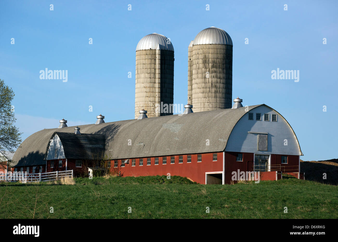 Due silos immagini e fotografie stock ad alta risoluzione - Alamy