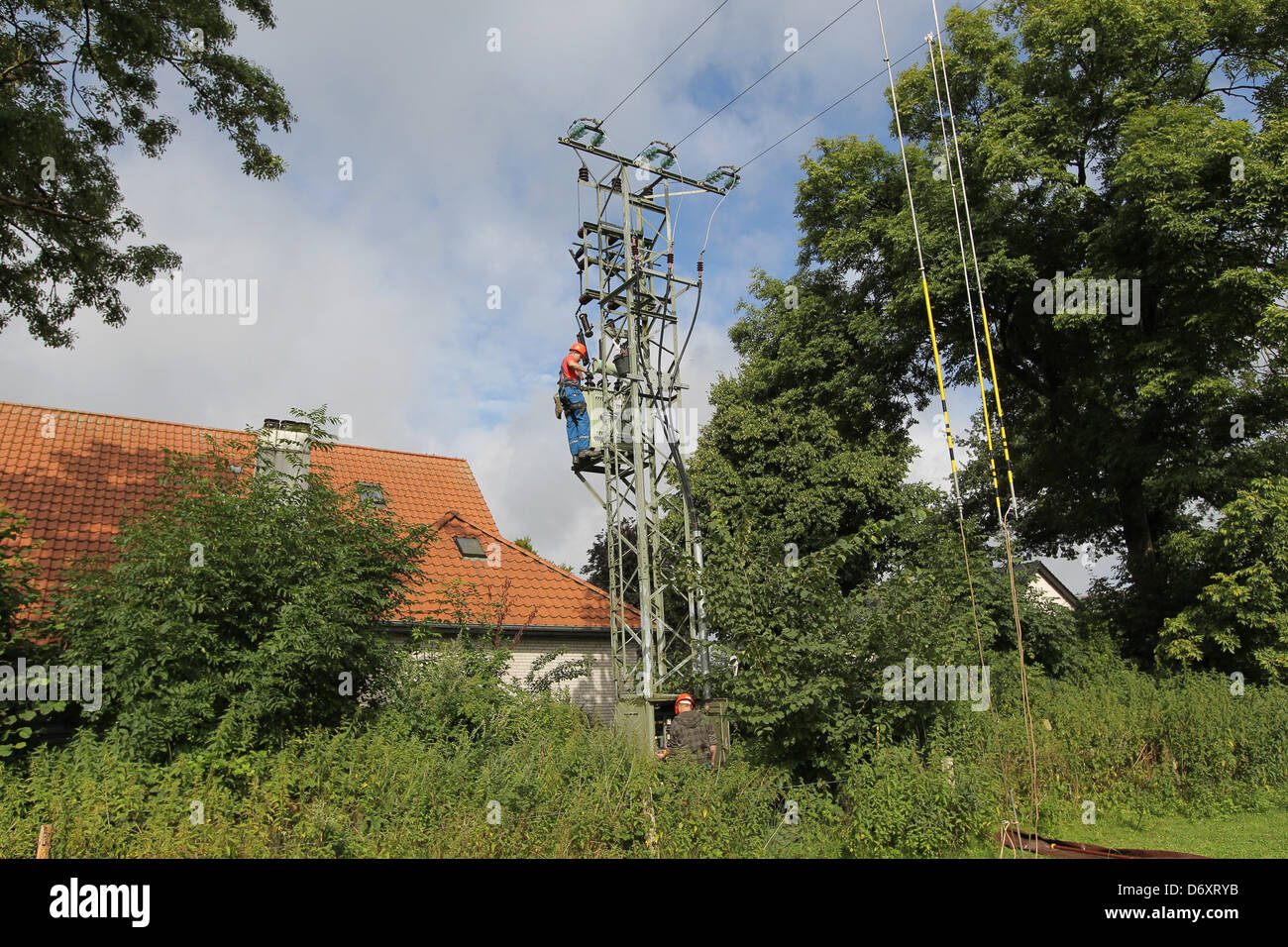 Handewitt, Germania, dipendente di una società elettrica smantellato un trasformatore Foto Stock