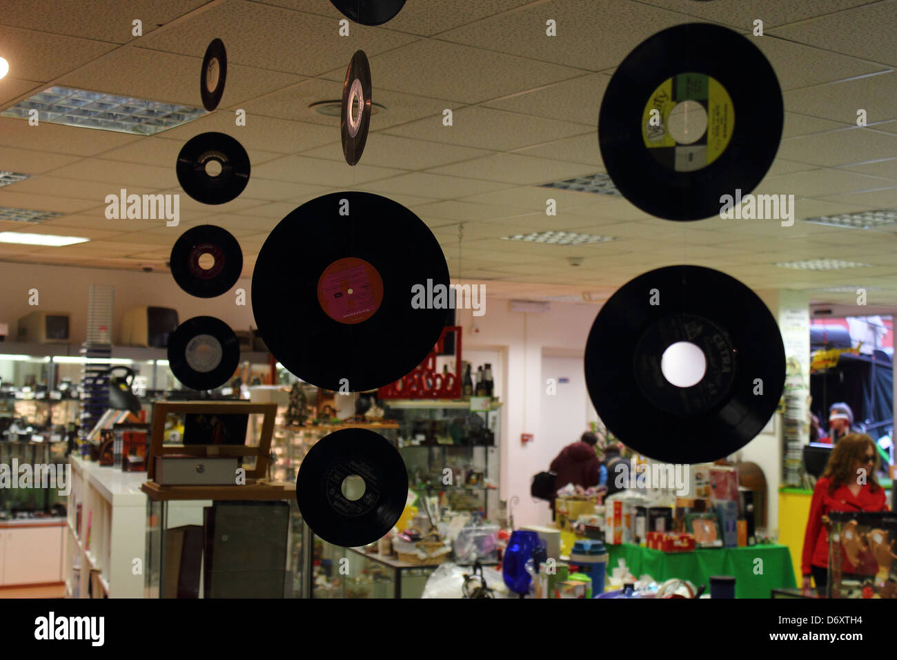 Disco in vinile sospeso in un negozio di musica Foto Stock