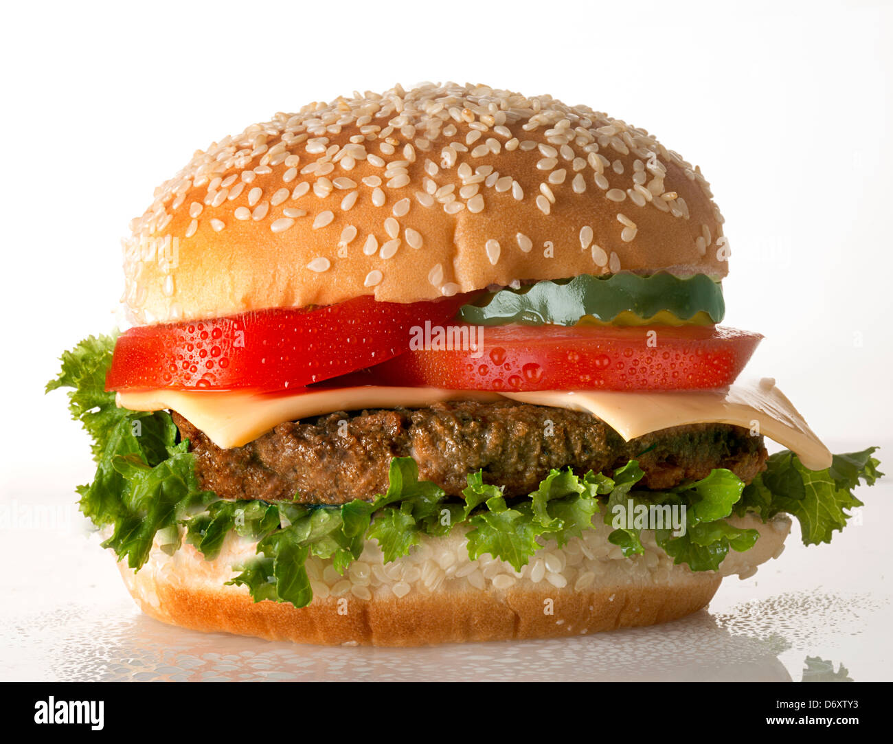 Cheeseburger con pomodoro Foto Stock