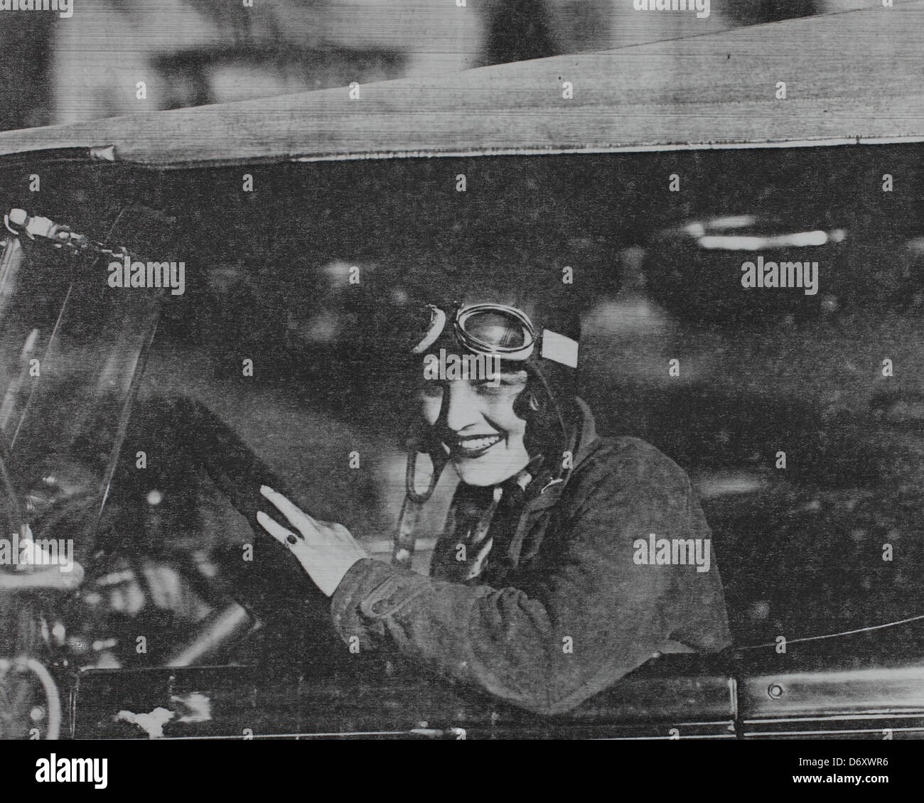 Questa fotografia storica mostra l'aviatrice Ruth Elder con Wallace Beery, parte della serie Women of Flight, che mostra il ruolo pionieristico delle donne nell'aviazione. Foto Stock