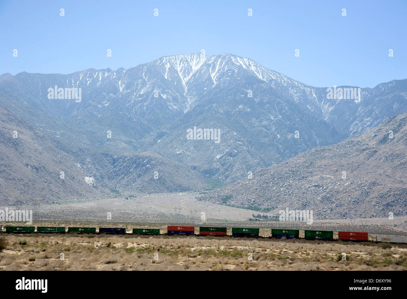 Il treno passa sotto le montagne vicino a Palm Springs, California Foto Stock