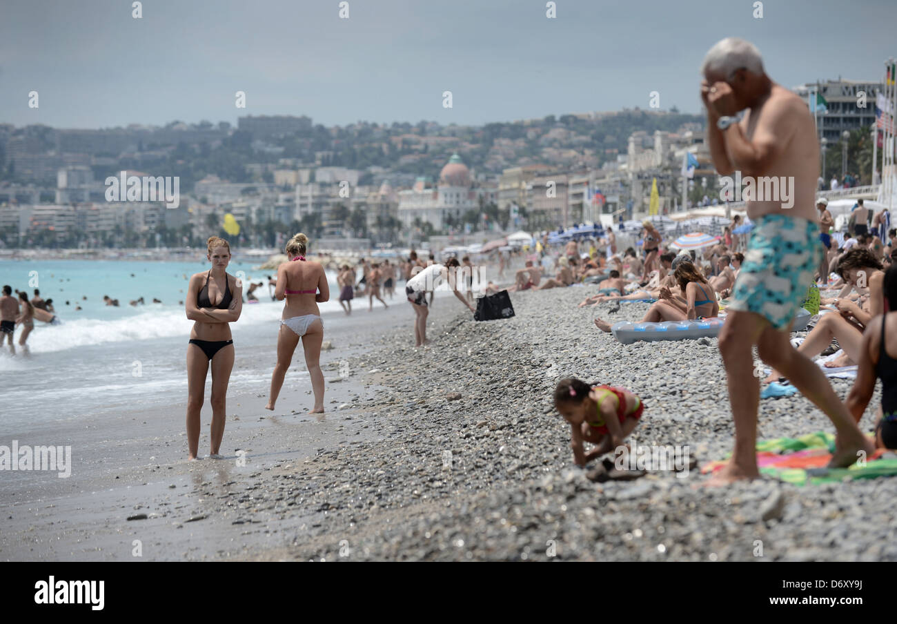 Nizza, Francia, bagnanti sulla spiaggia città di Nizza Foto Stock