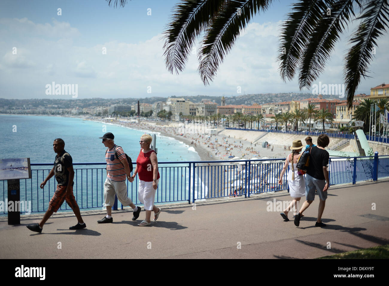 Nizza, Francia, passanti nella parte anteriore della Promenade des Anglais Foto Stock