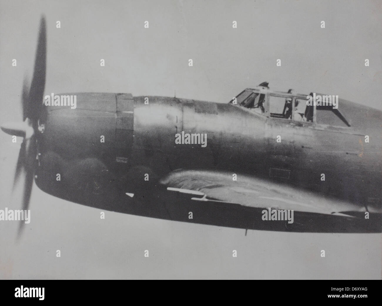 Una fotografia di Betty Gillies che vola su un P-47 Thunderbolt durante la seconda guerra mondiale. L'immagine mostra l'aereo in volo e mette in evidenza il ruolo di Gillies come una delle pioniere aviatrici donne nell'aviazione militare. Foto Stock