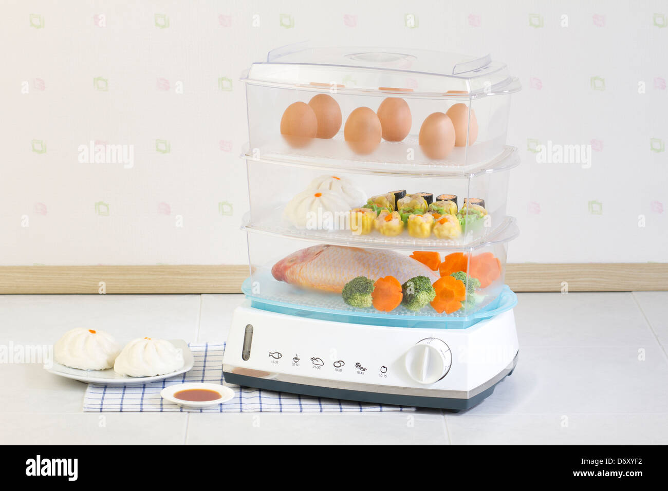 Più fini di elettrico pentola per la cottura degli alimenti Foto Stock