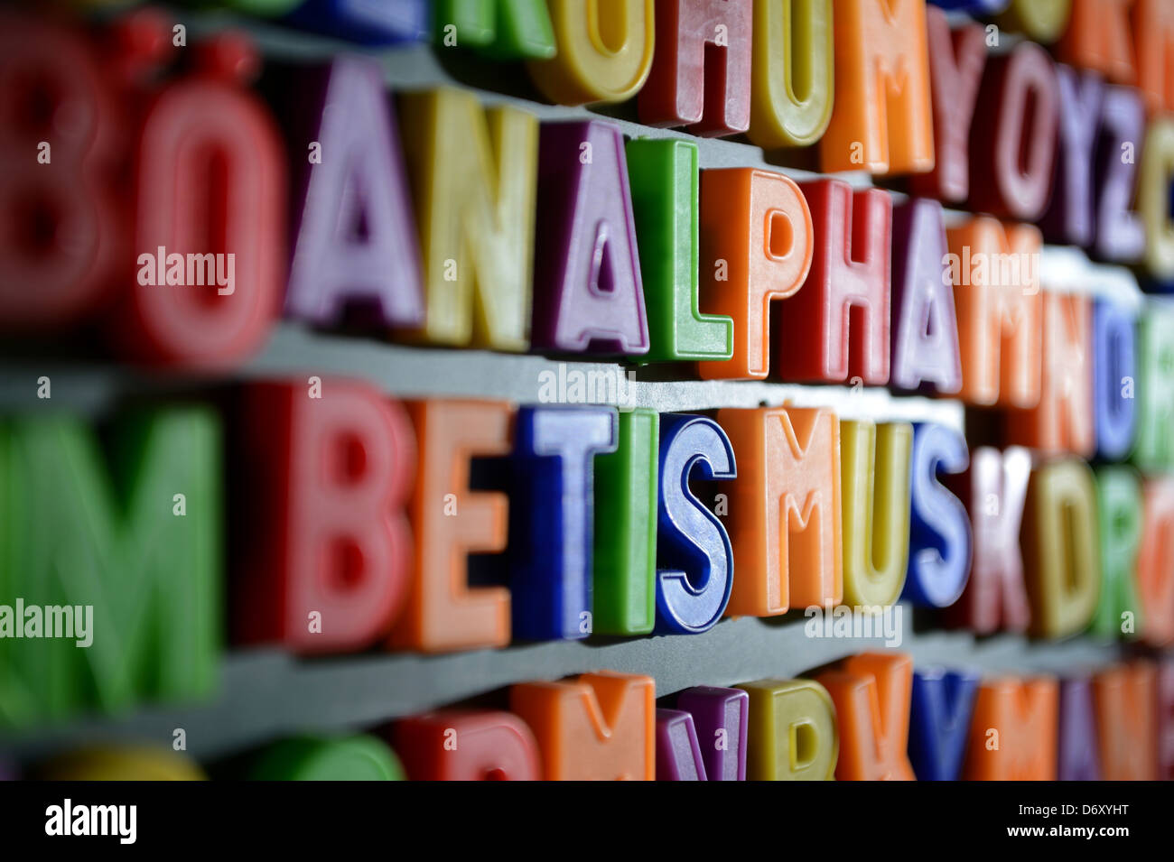Berlino, Germania, la parola analfabetismo tra lettere su una scheda magnetica Foto Stock
