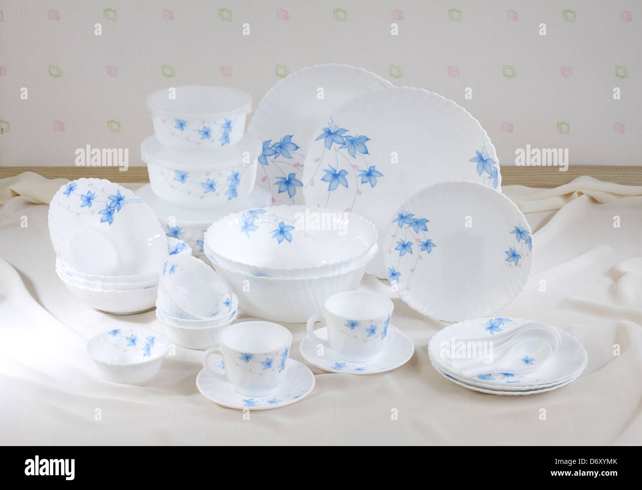 Bel fiore piatto modello ware o set di stoviglie per la cucina Foto Stock