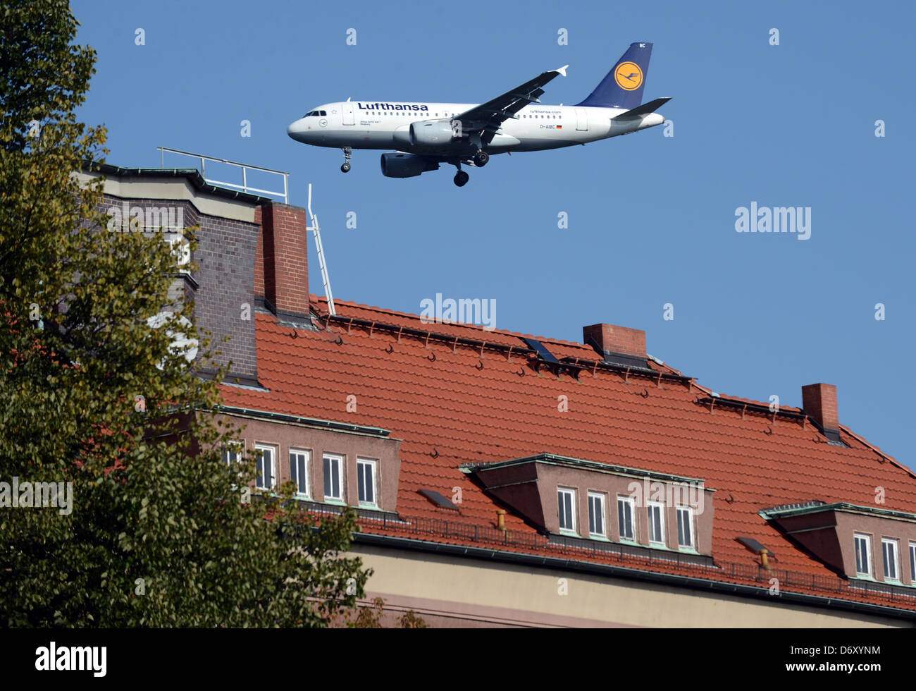 Berlino, Germania, Lufthansa aereo atterrando all'aeroporto di Berlino-Tegel Foto Stock