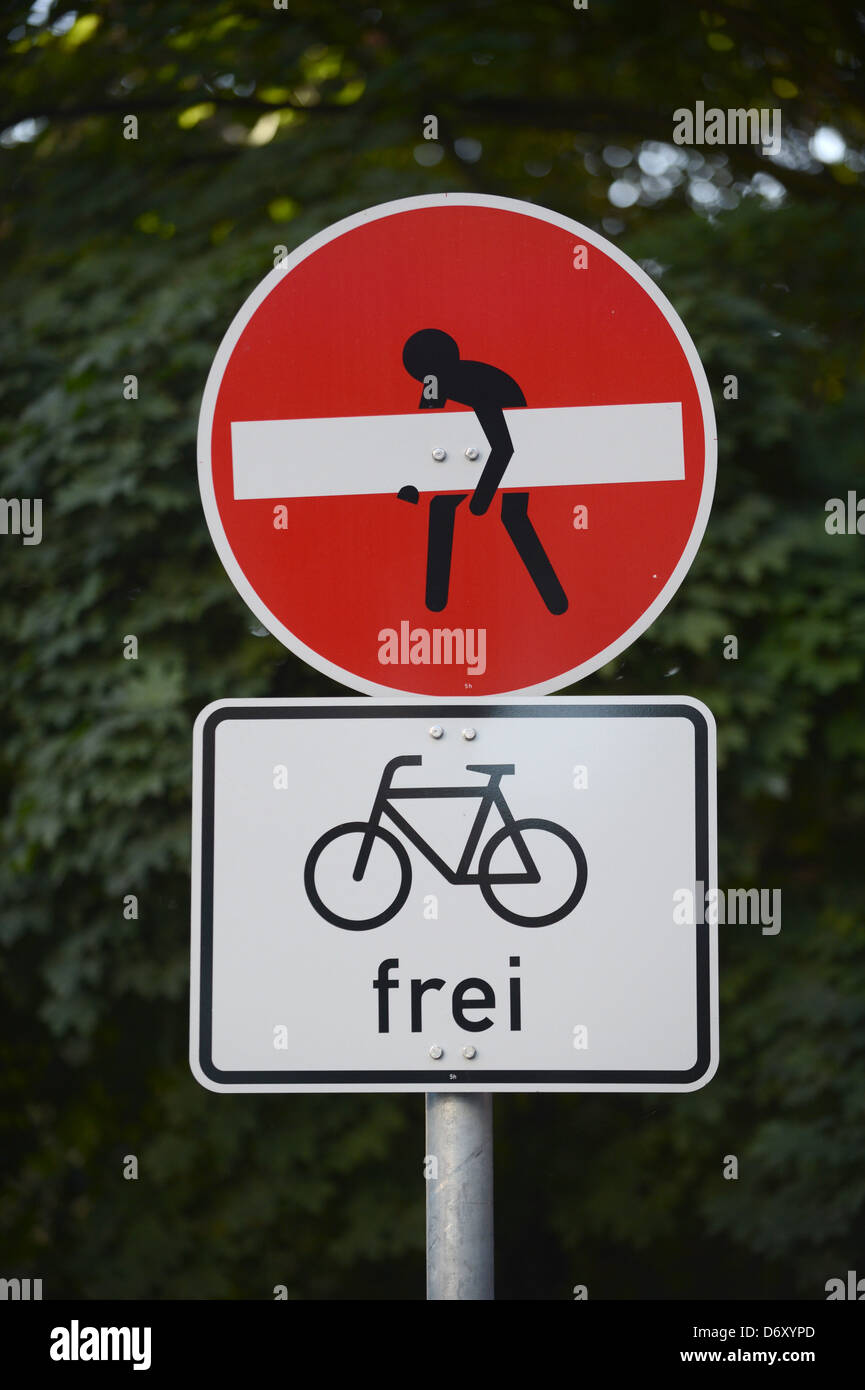 Berlino, Germania, Street su un segno di traffico - un modo street Foto Stock