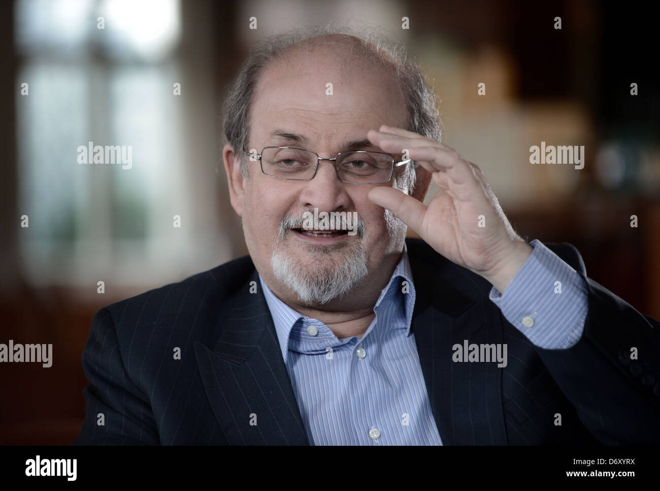 Berlino, Germania, scrittore Salman Rushdie, in un'intervista Foto Stock