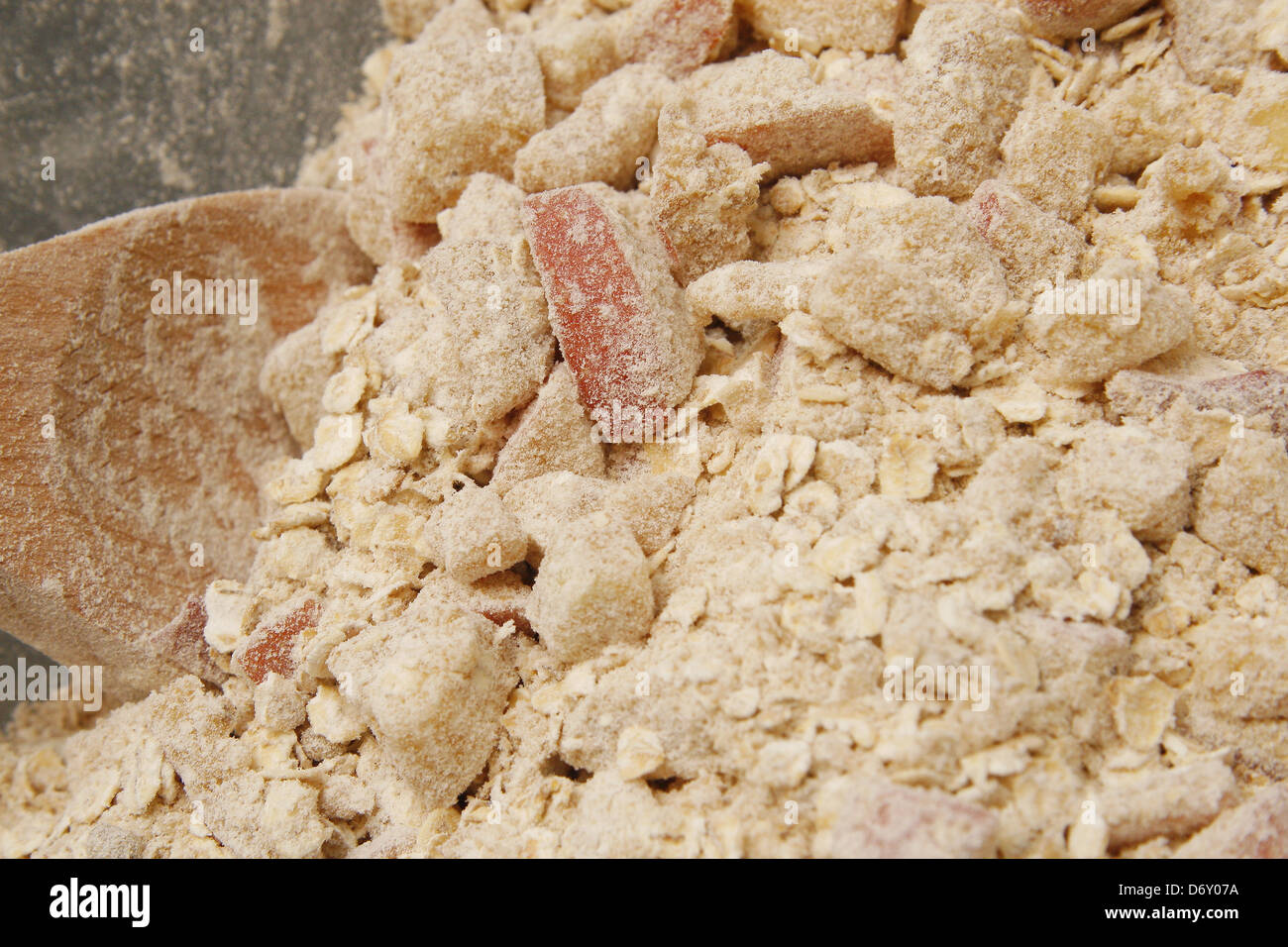 Tagliate le mele rosse nella ciotola di porridge di avena e la farina Foto Stock
