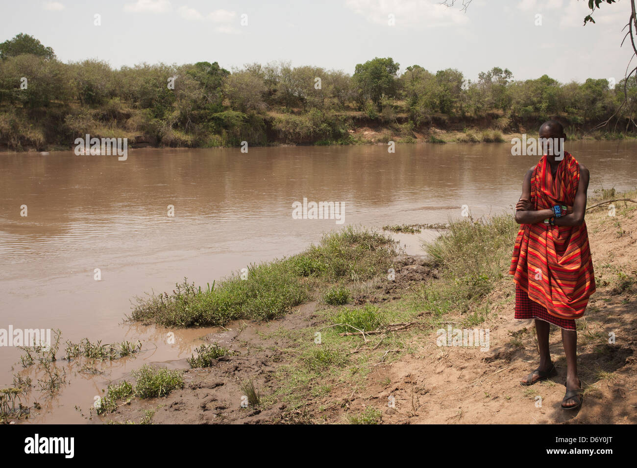 Masai Maasai nilotica gruppo etnico di semi-guerriero nomade popolo del Kenya e della Tanzania settentrionale pone al fiume di Mara crossing Foto Stock